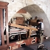 81 16.05.2013 Reste vom Windkanal und Blasebalk sind die letzten Orgelteile auf der  Orgelempore